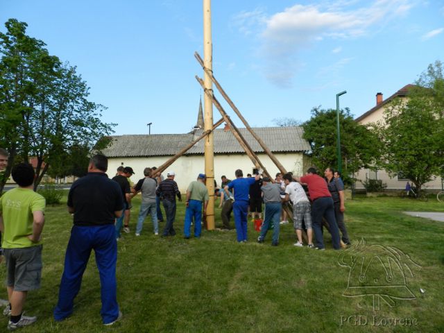 Postavljanje mlaja - foto