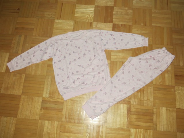 Topla pižamica za zimo 140 - 3 eur