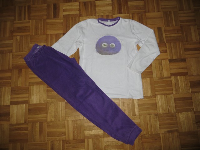 Topla pižamica 152 zelo lepa - 2,5 eur
