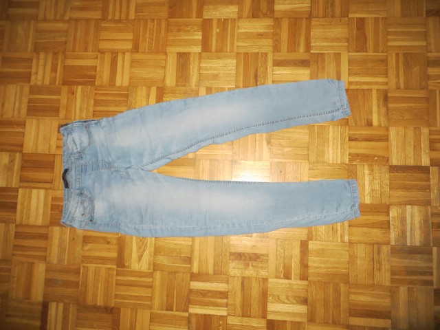 Jeans hlače Bershka št S (št 170) - 2,5 eur