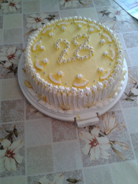 Lubiju za rojstni dan naredila limonino tortico:)