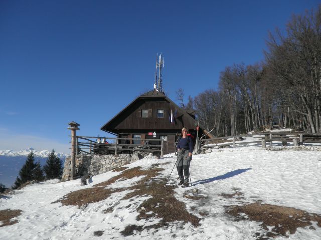 Koča na Dobrči. Ura je 11.40