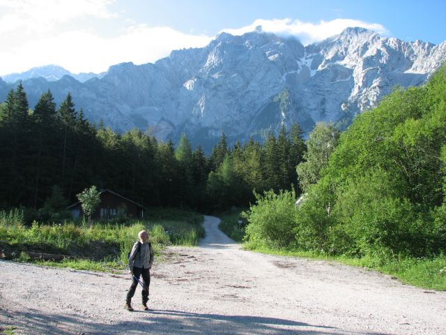 Ura je 8.00. Start na parkirišču pri nekdanjem smučišču na Jezerskem.