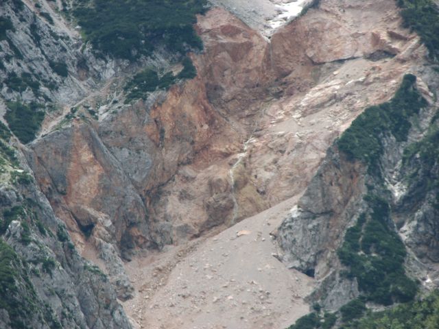 Približano. Nekdaj najvišji slovenski slap (130m) sedaj samo še curlja po skalah.