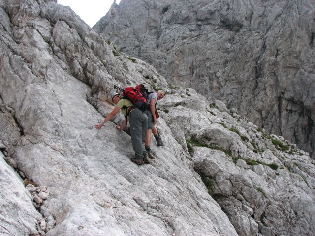 Sta že skoraj na drugi strani.