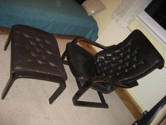 Stol in manjši stolček- 30 Eur oba skupaj-PRODANO