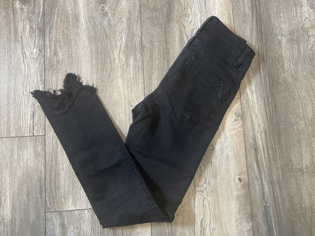 Berschka jeans hlače vel.xxs(32)-152-9 €
