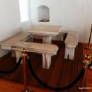kamnita miza in stoli