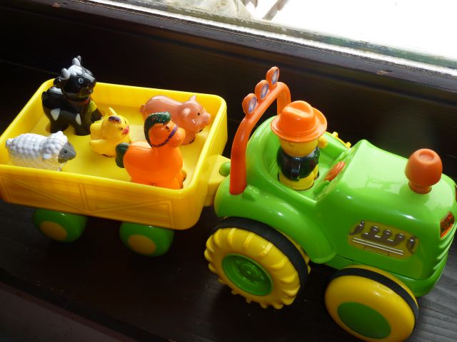 Traktor s prikolico in živalmi
