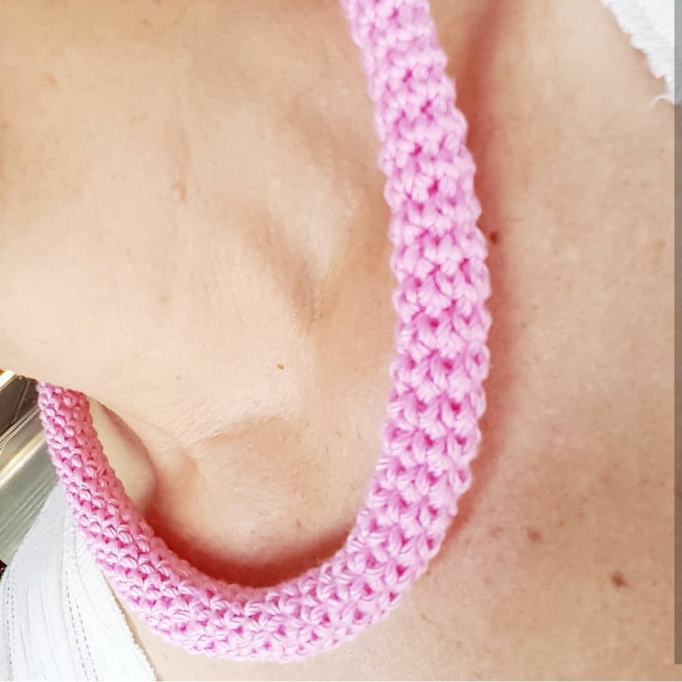rožnata ženska ogrlica