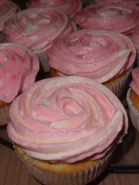 Vrtnice cupcakes torta