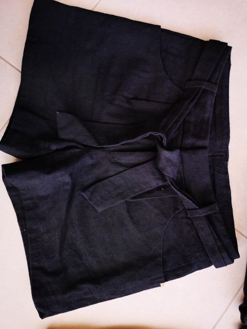 Zara 128 kratke hlače (levo) blago črne lepše 5 €