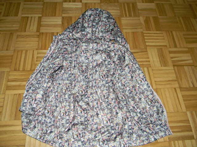 *prehodni plašček h&m št.122 - 8 eur (snemljiva kapuca)