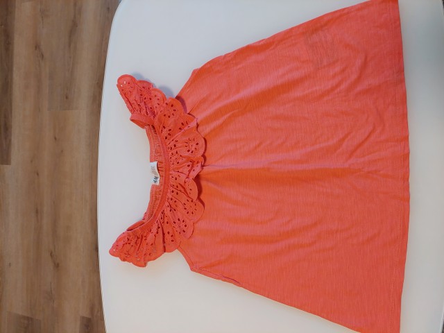 *majčka H&M št. 122-128 (nosljiva kot št. 134-140)