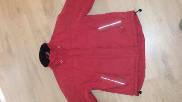 Bordo rdeča jakna toplo podložena 6 eurov