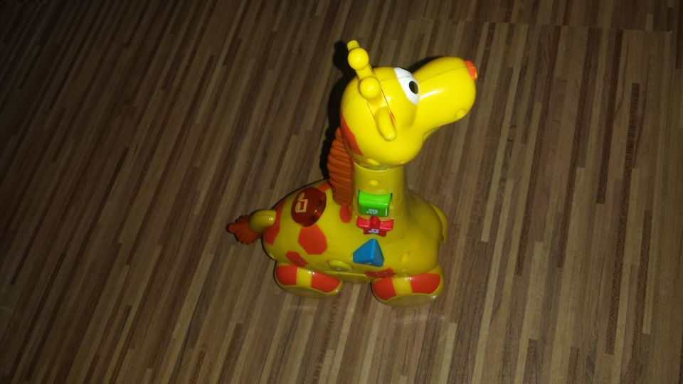 Pojoča žirafa na kolesih