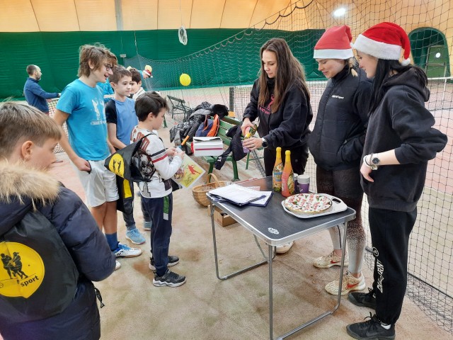 Božičkove igre tenisa za otroke - foto