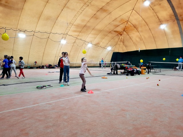 Božičkove igre tenisa za otroke - foto