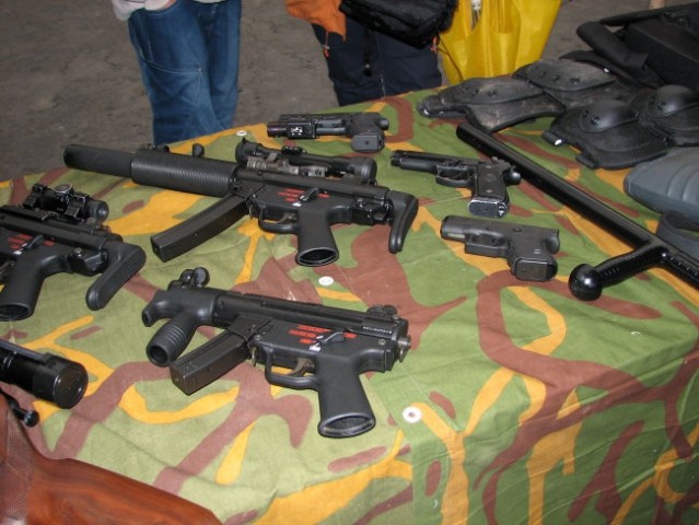 Jurišno orožje specialcev, zgoraj desno Glock in beretta