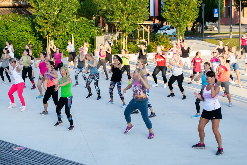 https:--zumbaliciouscrew.com-skupinska-vadba-