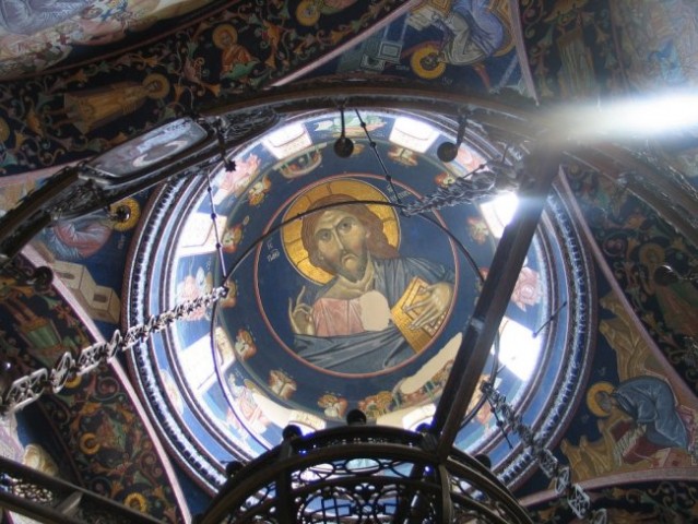 Osrednja poslikava na kupoli skozi simbolično krono, znak oblasti