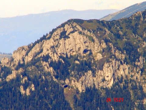 Olševa s Potočko zijalko (na sredini spodaj)