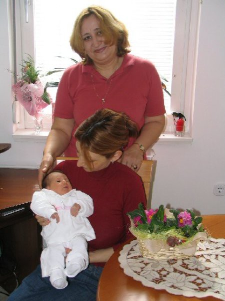 6.3.2006 BRINA, mama Aneta, stara mama Blagica
March 6th BRINA, mother Aneta, grand mothe
