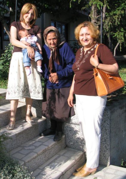 22. maj 2006 = Brina, mama Aneta, stara mama Blagica in prababica Božurka; May 22nd = Brin