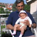 Brina v Kumanovem, Makedonija, na balkonu s starim očetom = Brina in Kumanovo, Macedonia o