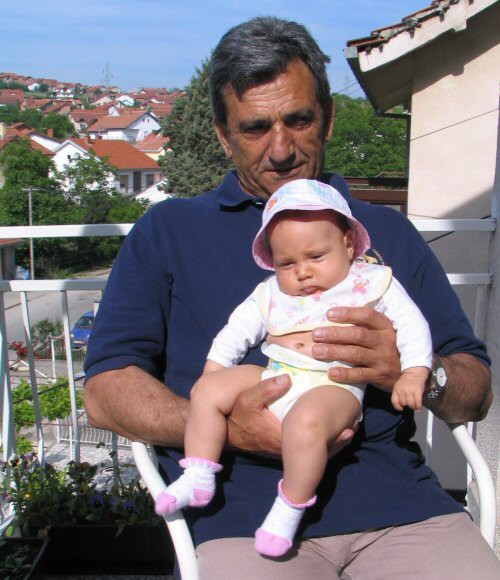 Brina v Kumanovem, Makedonija, na balkonu s starim očetom = Brina in Kumanovo, Macedonia o