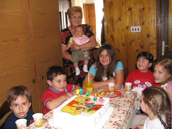 28. maj 2006, Brina na rojstnem dnevu v Prilepu, Makedonija = May 28, Brina on birthday pa