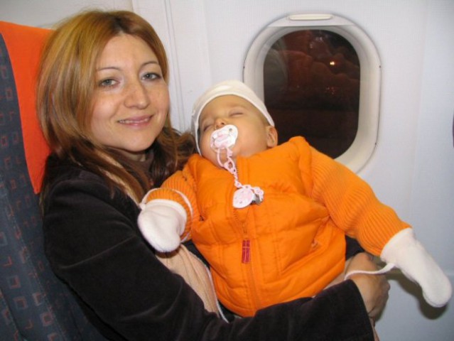 3. nov. 2006 Brina na letalu za London; Brina on the plane to London