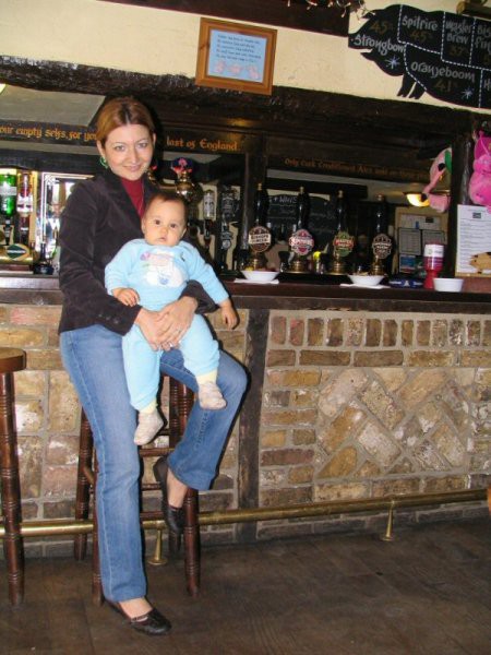 5. nov. 2006 Brina v tradicionalni gostilni; Brina in a traditional pub