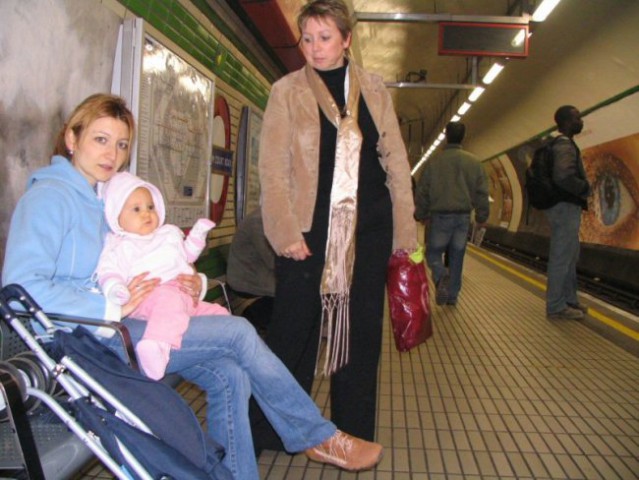 6. nov. 2006 Brina čaka na podzemno železnico; Brina waiting the underground train
