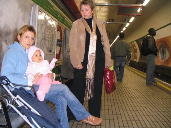6. nov. 2006 Brina čaka na podzemno železnico; Brina waiting the underground train