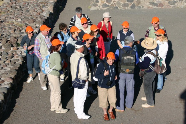 Poslušamo zadnje nasvete pred naskokom piramid v Teotihuacanu.
