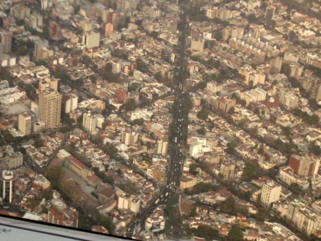 Nad glavnim mestom Mehike malo pred pristankom letala.