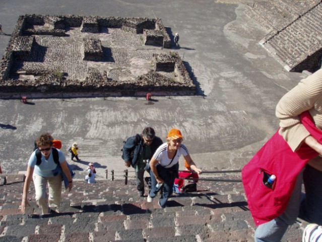 Povspeli smo se na vrh lunine piramide v Teotihuacanu.