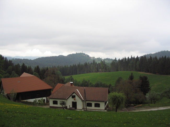 Pogled na cilj - levo je cerkev Sv. Duha na Ostrem vrhu, ki se nahaja na 903 m