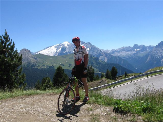 V ozadju je Marmolada 3342 m.