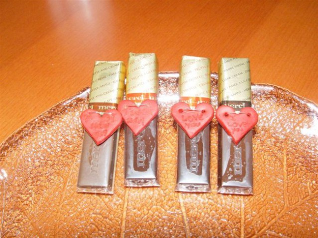 Čokoladice za Valentinovo z srčki narejeni iz Fimo mase, opremljeni z najbolj pogostimi st