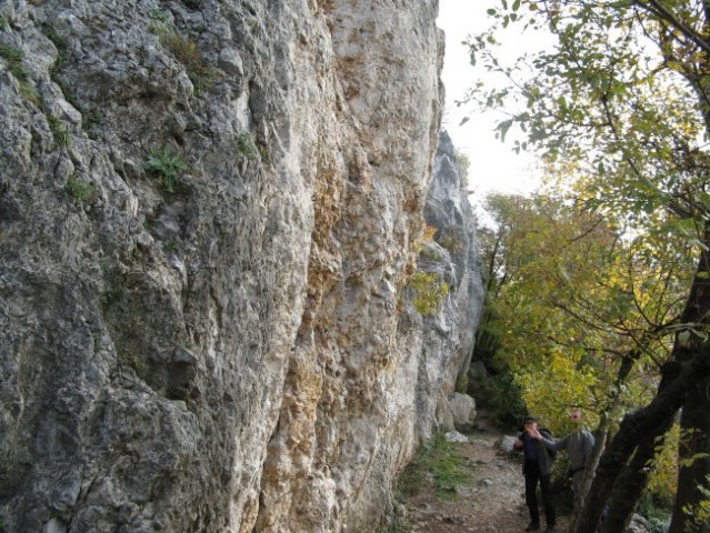 Stena nad jezerom na pobočju Črnega hriba se nahaja pod vrhom hriba, na katerem so bili v 