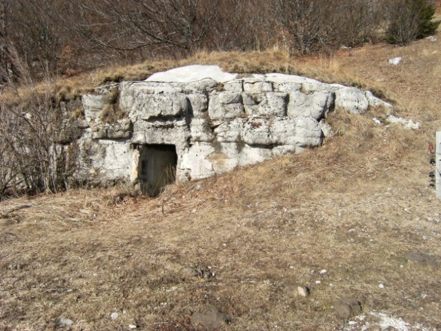 Vhod v italijanski bunker iz obdobja med obema vojnama na Podkrajskih Strelicah...Tudi tuk