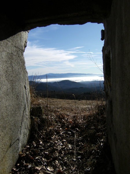 Pogled skozi vhodno odprtino italijanskega bunkerja na Podkrajskih strelicah...