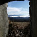 pogled skozi vhodno odprtino italijanskega bunkerja na Podkrajskih strelicah...