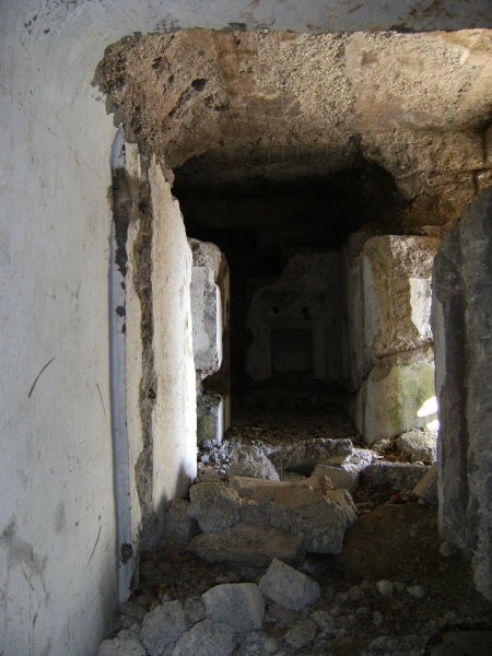 Dejstvo je, da je bunker dokaj obsežen, z več povezovalnimi hodniki, kjer je bila speljana