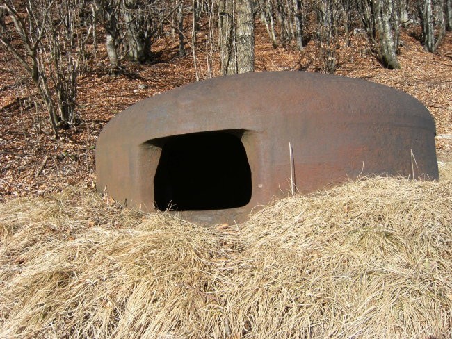 na vrhu podzemeljskega kompleksa se nahaja tale železna kupola; objekt je sicer v celoti p