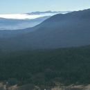 pogled s Srednje gore (1274 m/nm) proti Učki v daljavi, desno je gmota Nanosa...