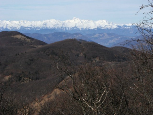 Julijske Alpe s Triglavom z nejvišje točke Streliškega vrha ( 1271 m ), kjer so pred kratk