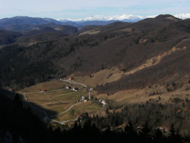 Vodice - dolino z istoimenskim zaselkom obdajajo na jugu vzpetine: Sv.Duh, Srednja gora in